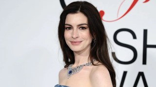 Anne Hathaway Sings Queen’s ‘Somebody to Love’ at Kamala Harris Fundraiser | Video